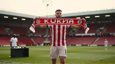 Stoke City's Lee Dong-kyung Transfer Hangs on Work Permit Decision